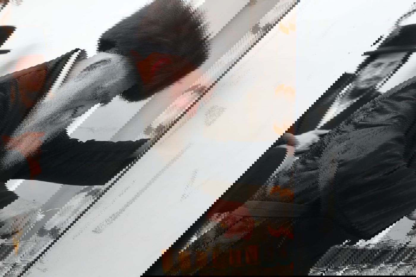 הגה"צ גאב"ד מאקאווא בהדלקת נרות חנוכה