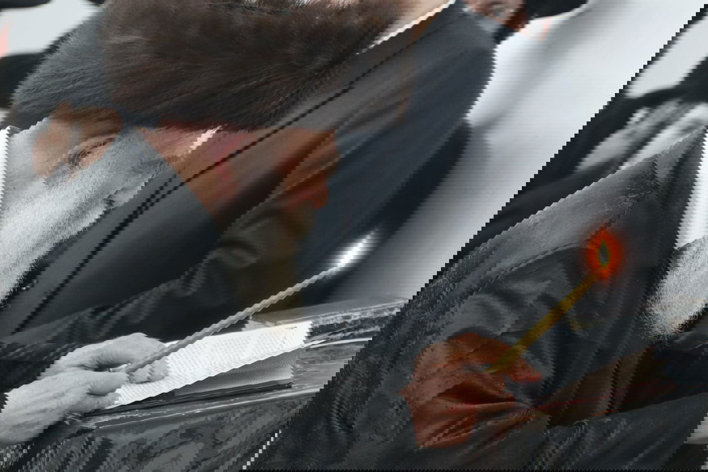 הגה"צ גאב"ד מאקאווא בהדלקת נרות חנוכה