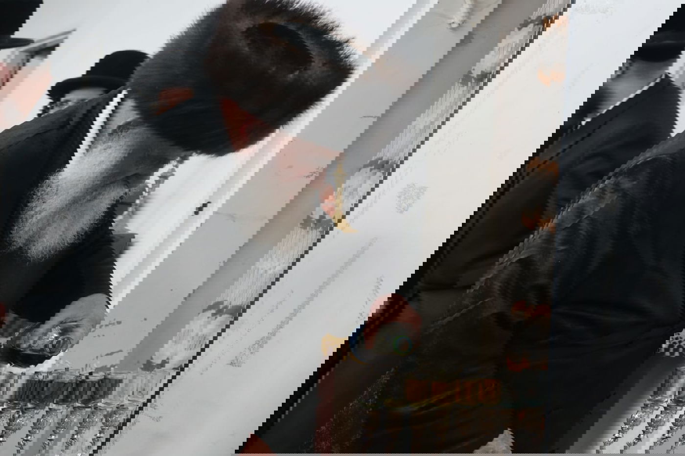 הגה"צ גאב"ד מאקאווא בהדלקת נרות חנוכה