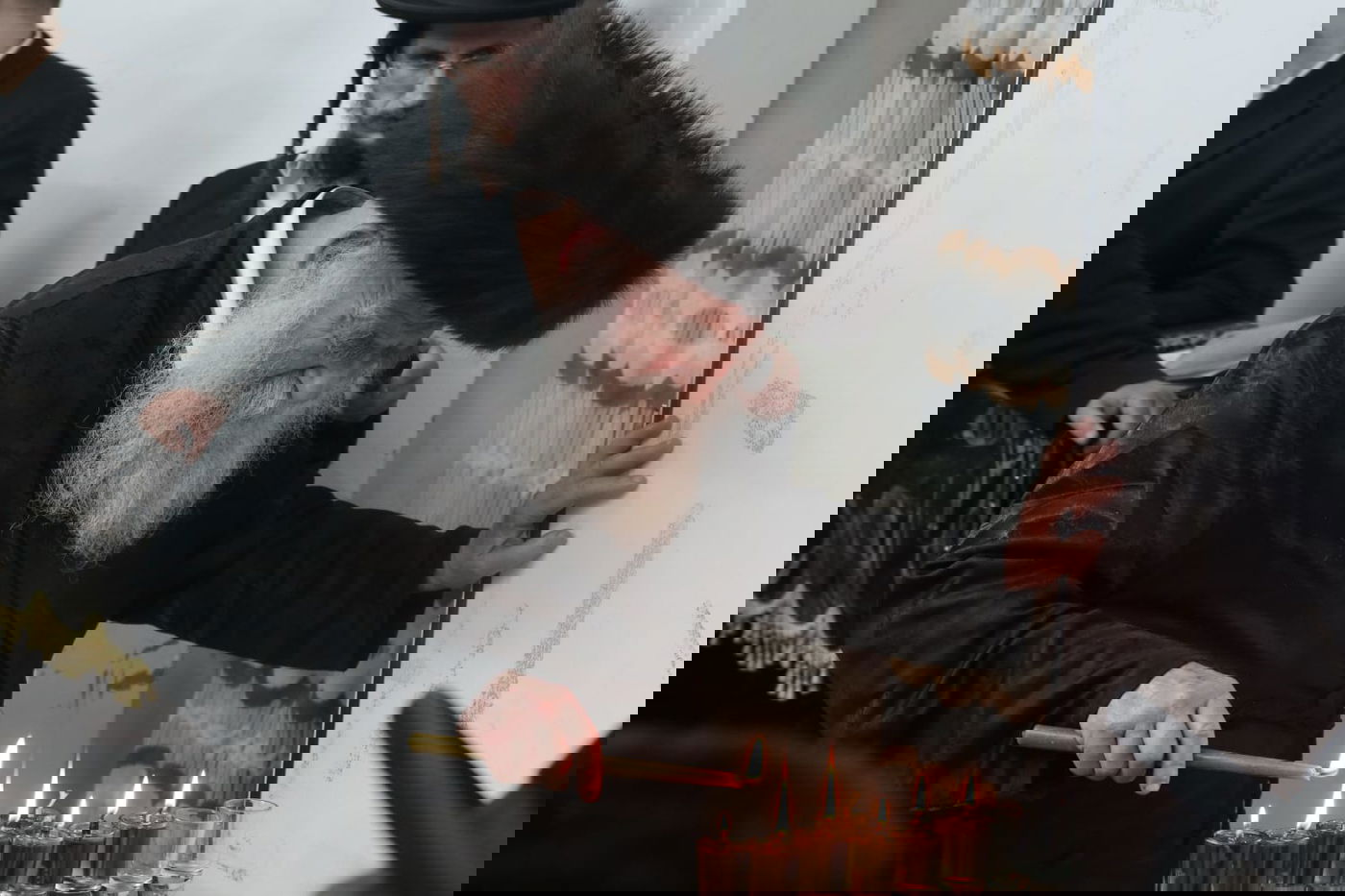 הגה"צ גאב"ד מאקאווא בהדלקת נרות חנוכה