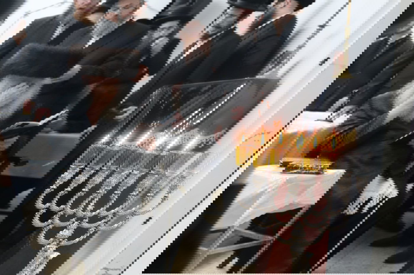 הגה"צ גאב"ד מאקאווא בהדלקת נרות חנוכה