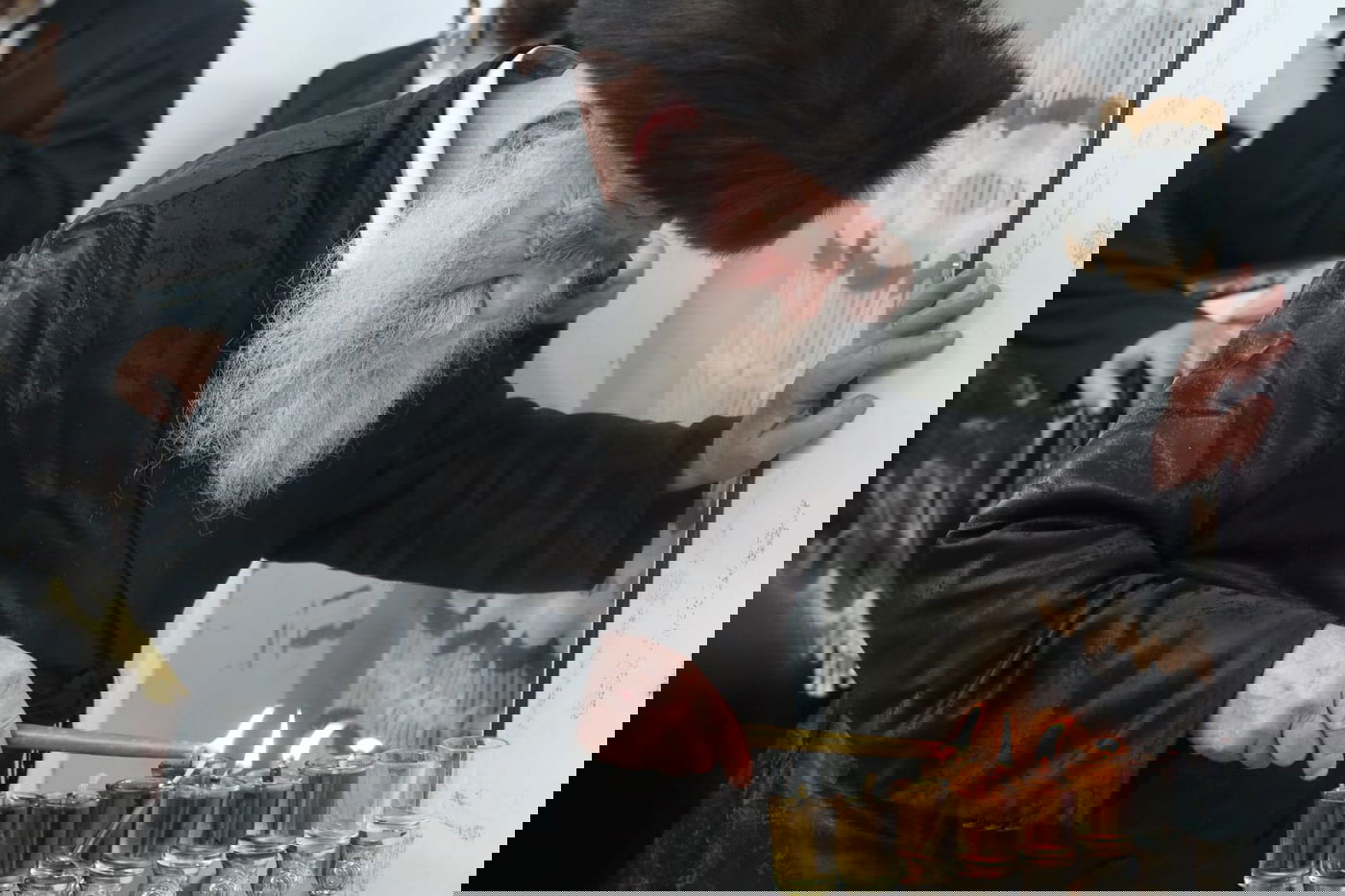 הגה"צ גאב"ד מאקאווא בהדלקת נרות חנוכה