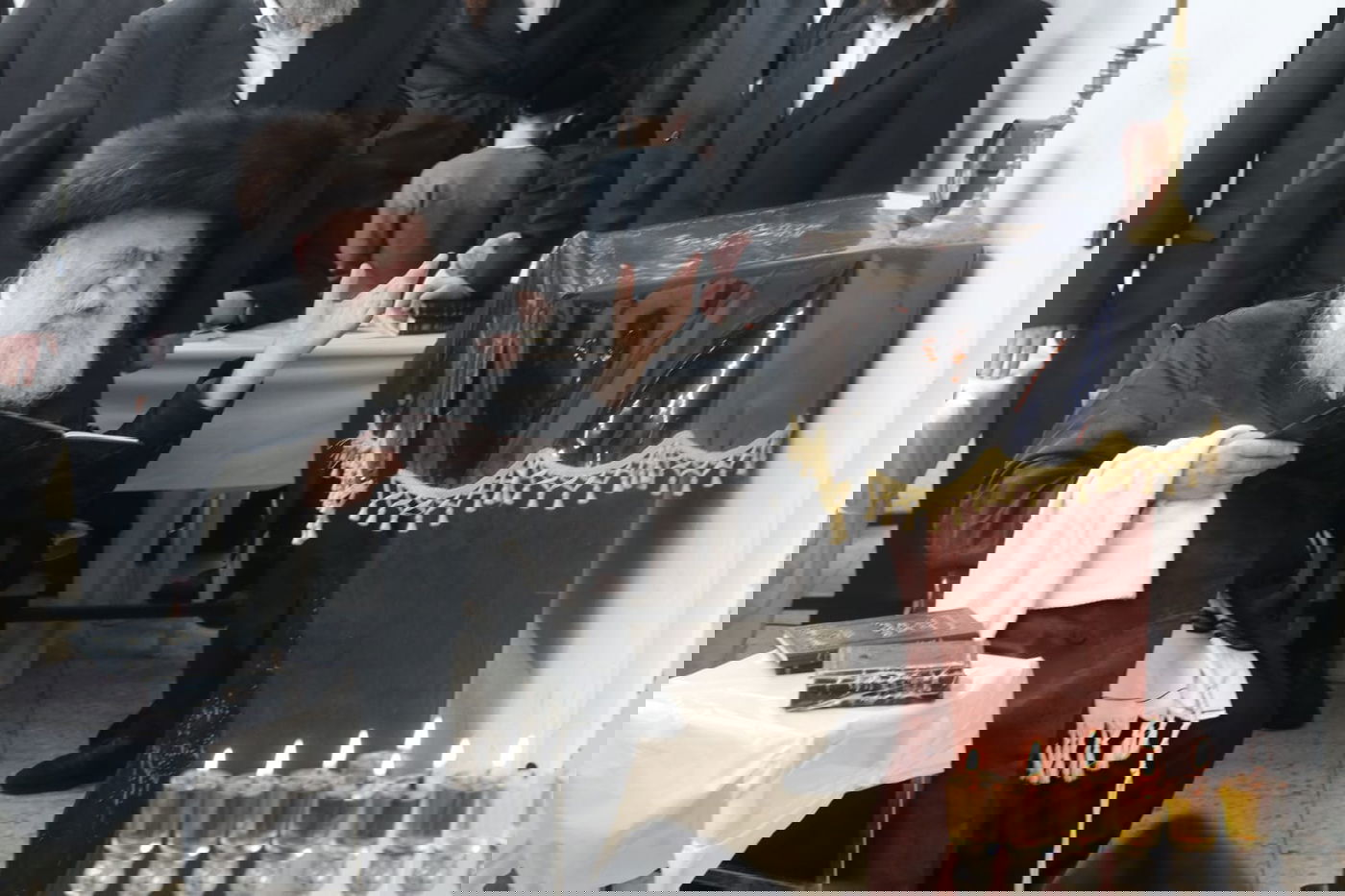 הגה"צ גאב"ד מאקאווא בהדלקת נרות חנוכה