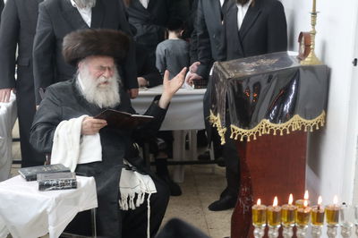 הגה"צ גאב"ד מאקאווא בהדלקת נרות חנוכה