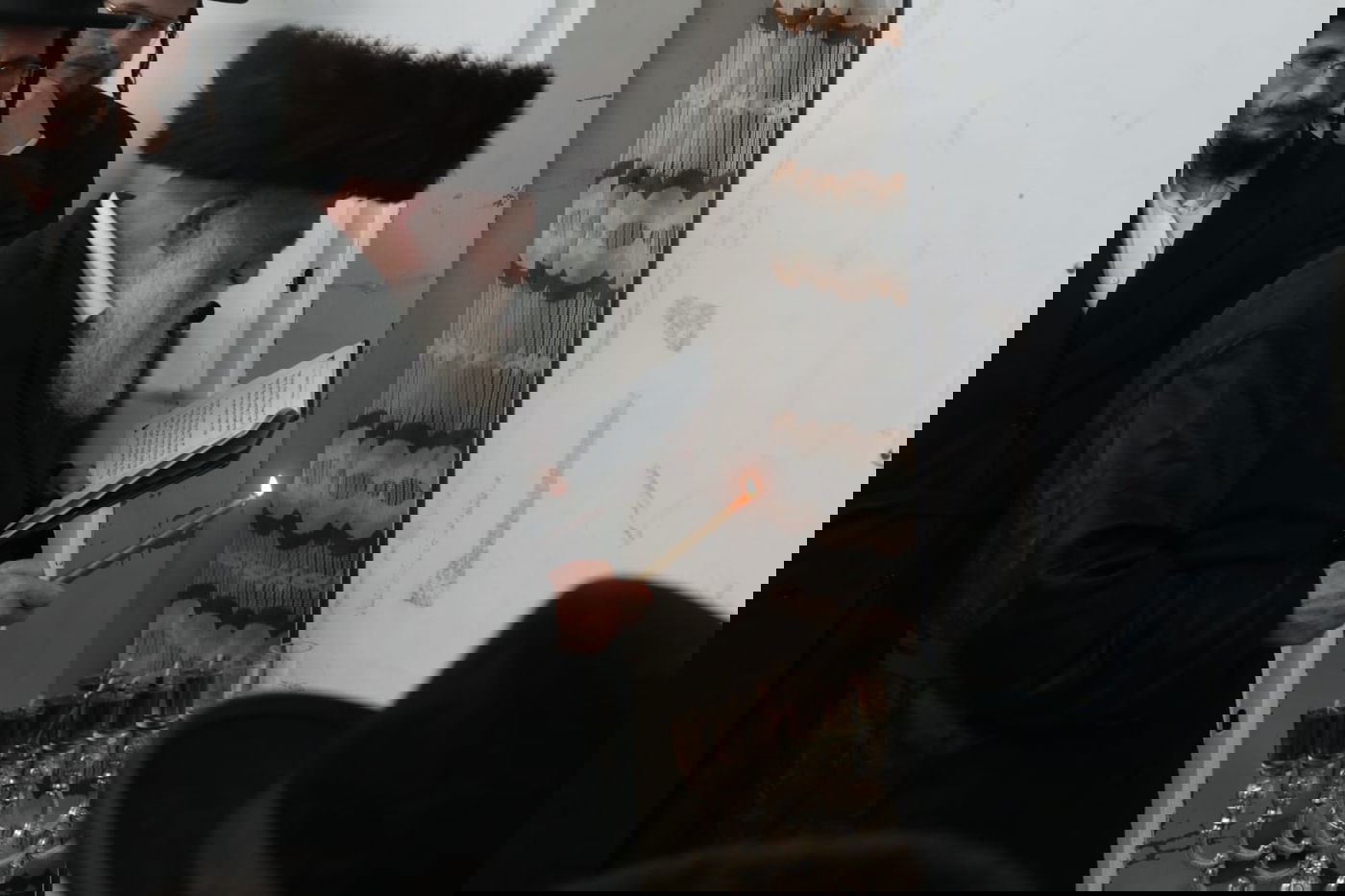 הגה"צ גאב"ד מאקאווא בהדלקת נרות חנוכה