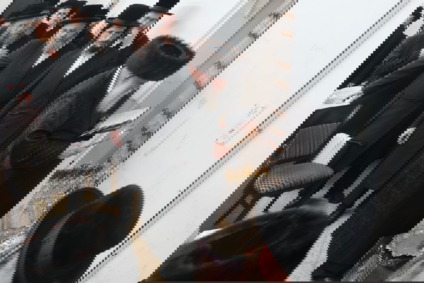 הגה"צ גאב"ד מאקאווא בהדלקת נרות חנוכה