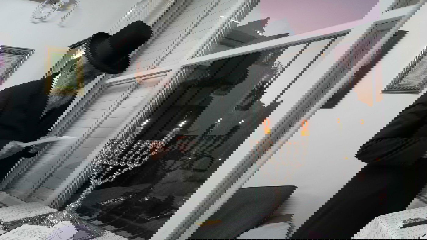 הגאון רבי יצחק רצאבי בהדלקת נרות חנוכה