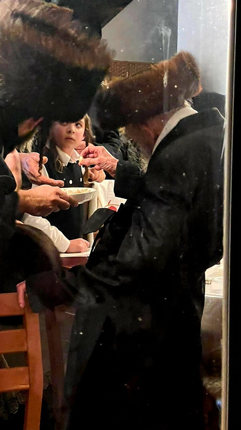 המקובל הגה"צ רבי מרדכי שיינברגר בהדלקת נרות חנוכה