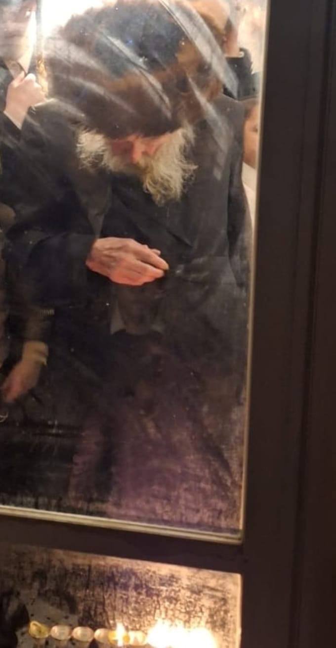 המקובל הגה"צ רבי מרדכי שיינברגר בהדלקת נרות חנוכה