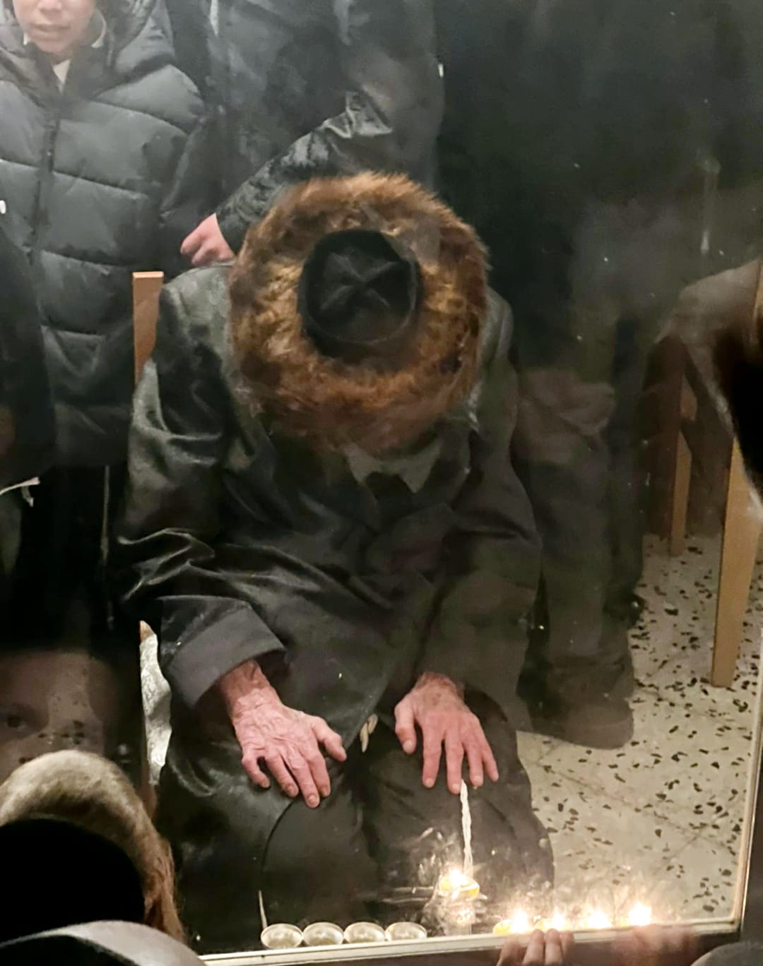 המקובל הגה"צ רבי מרדכי שיינברגר בהדלקת נרות חנוכה