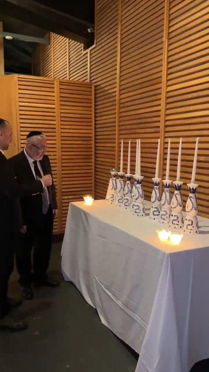 הרב שלמה זביחי ליד החנוכיה המהודרת