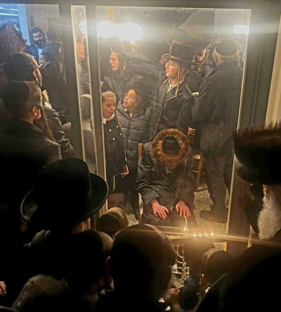 המקובל הגה"צ רבי מרדכי שיינברגר בהדלקת נרות חנוכה