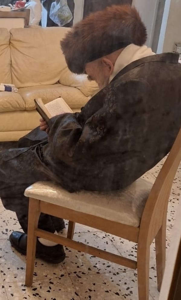 המקובל הגה"צ רבי מרדכי שיינברגר בהדלקת נרות חנוכה