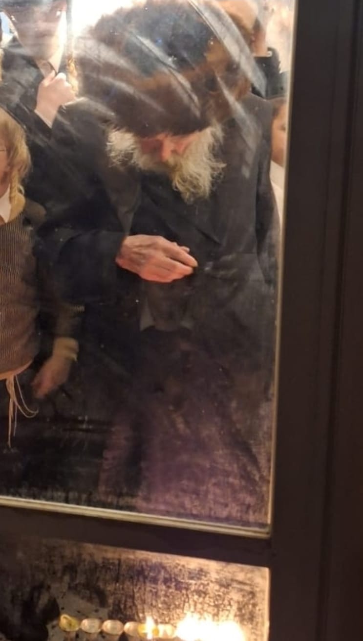 המקובל הגה"צ רבי מרדכי שיינברגר בהדלקת נרות חנוכה