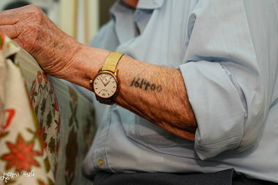 יד של ניצול שואה עם המספר שחקקו הנאצים על ידו