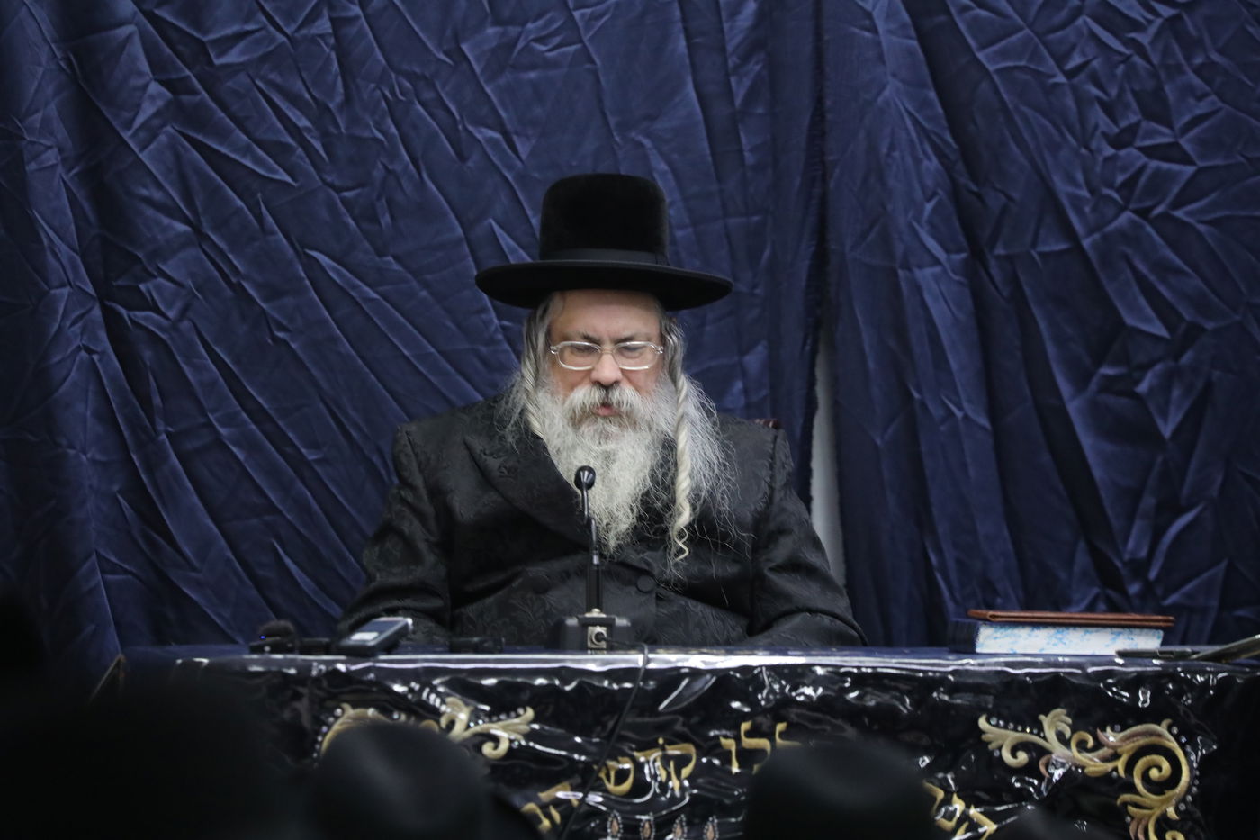 האדמו"ר מטולנא בהדלקת נרות חנוכה