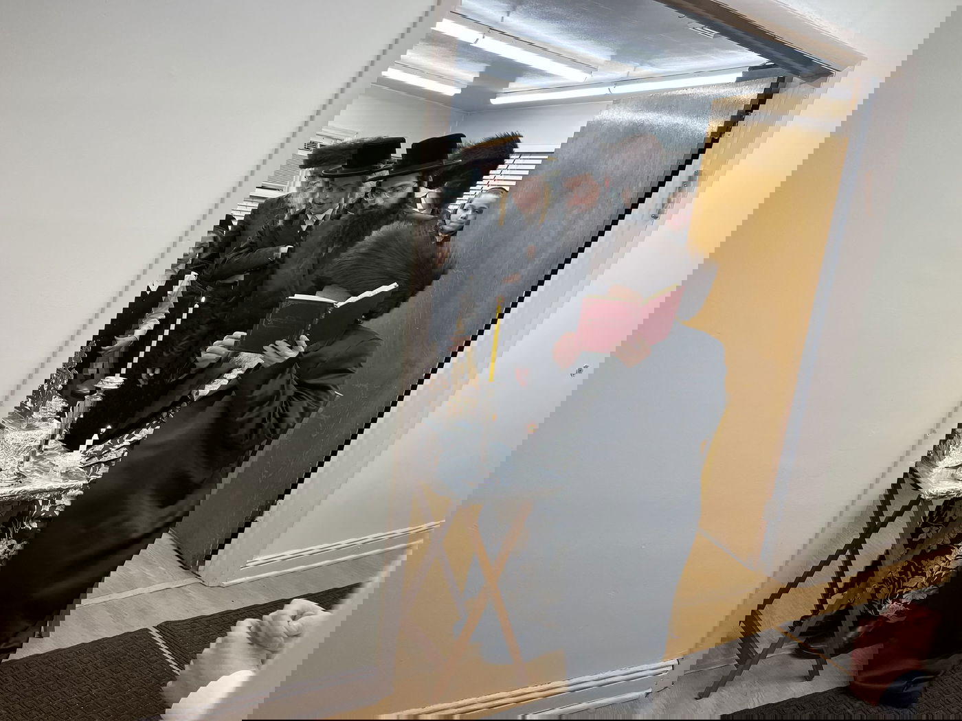 גאב"ד וואודריזש בהדלקת נרות חנוכה