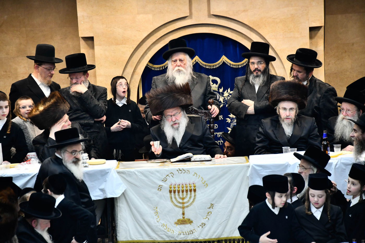 האדמו"ר מנדבורנה בטיש זאת חנוכה