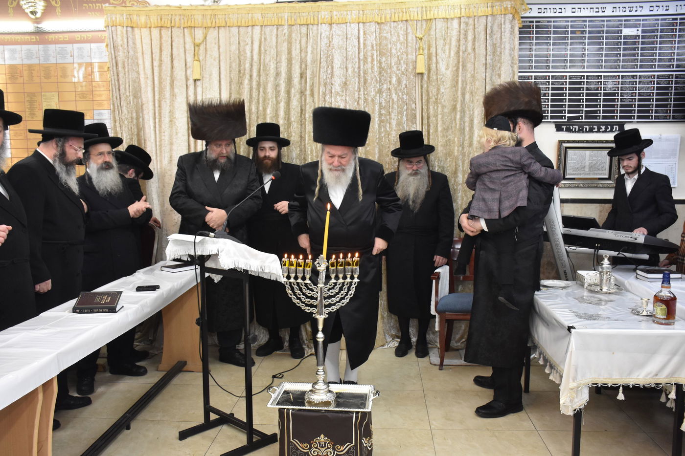 זאת חנוכה בחצה"ק אשלג