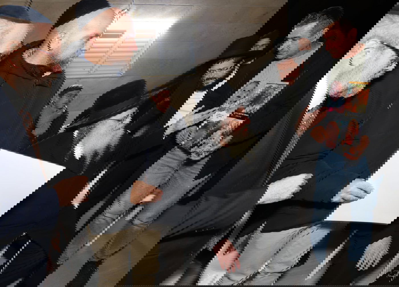 הגר"ש אלתר בהדלקת נרות עם משפחת ביבס