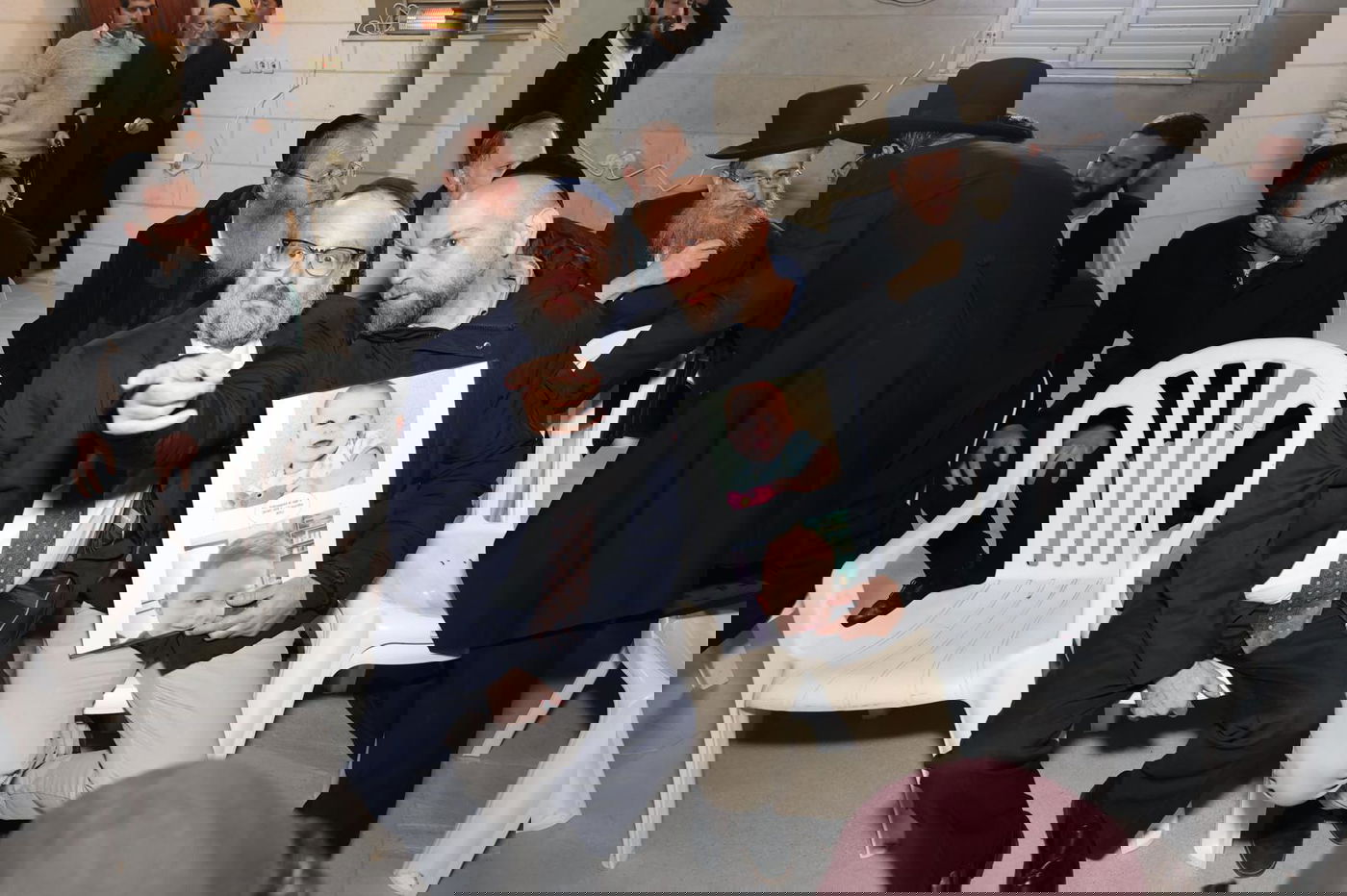 הגר"ש אלתר בהדלקת נרות עם משפחת ביבס