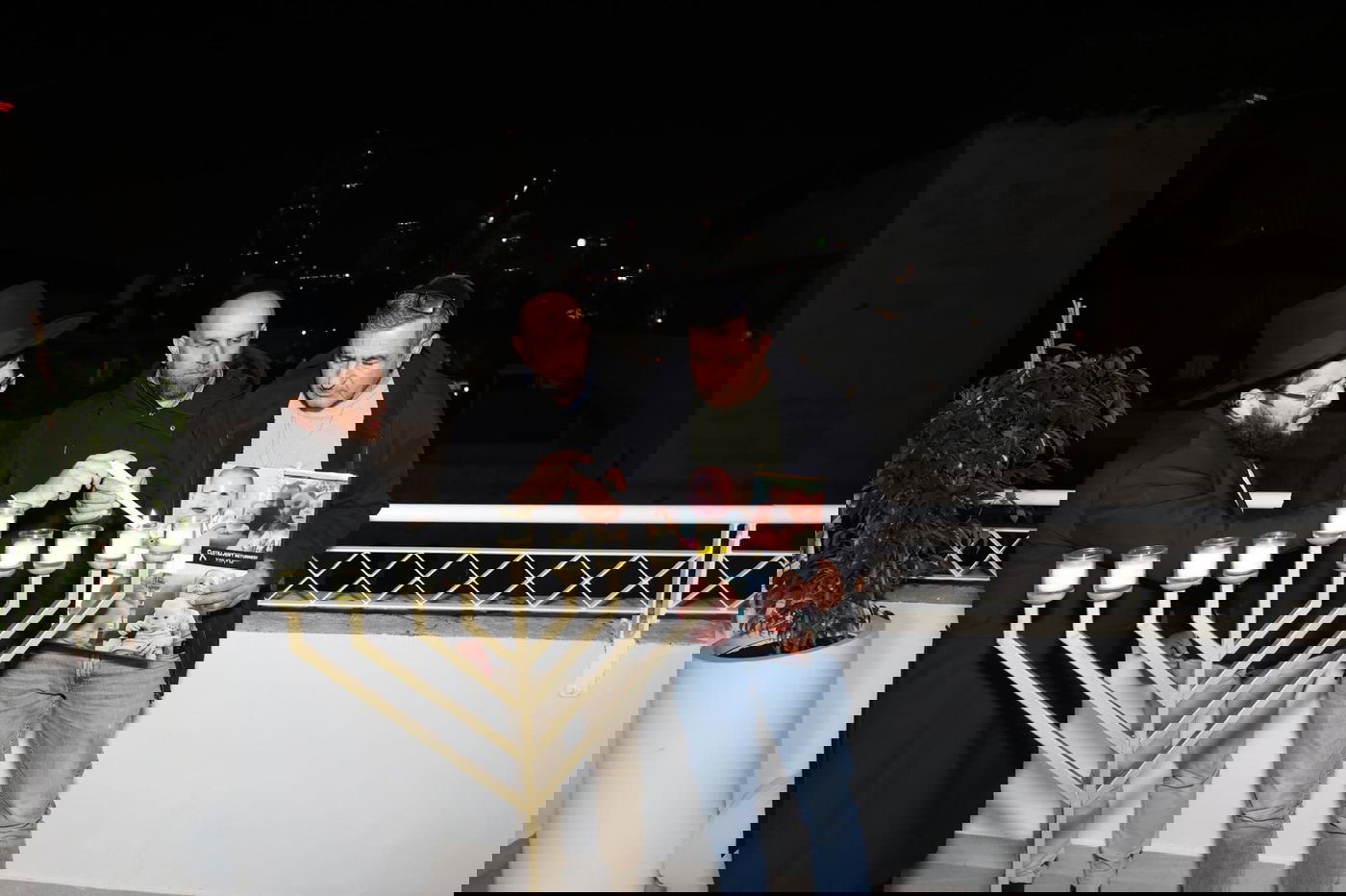 הגר"ש אלתר בהדלקת נרות עם משפחת ביבס