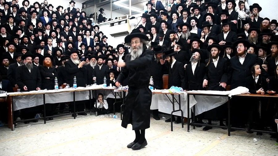 מעמד הדלקת נרות חנוכה אצל הגה"צ רבי אלימלך בידרמן