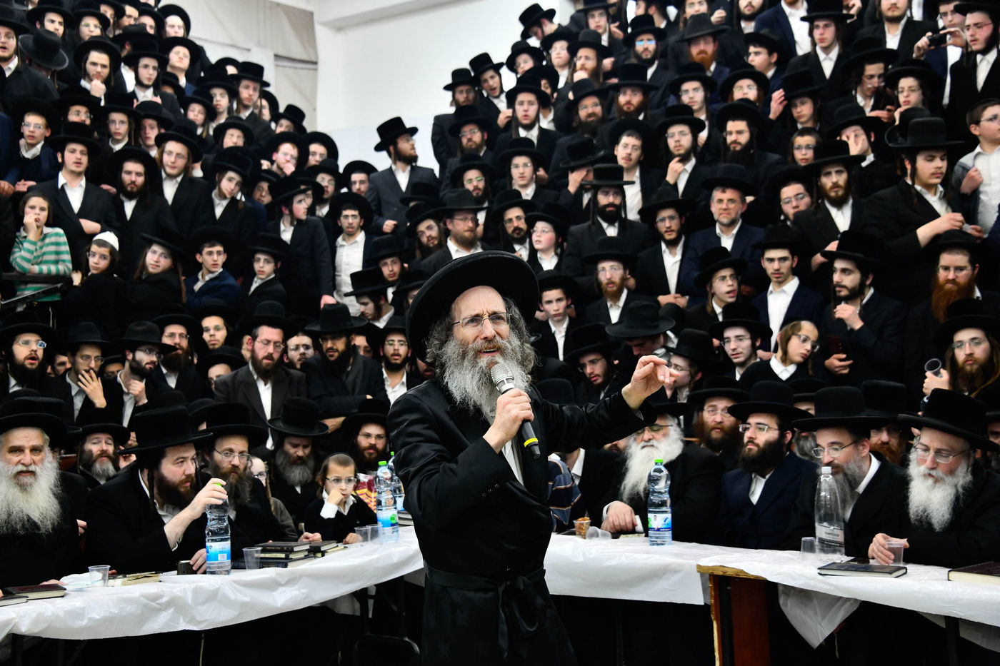 מעמד הדלקת נרות חנוכה אצל הגה"צ רבי אלימלך בידרמן