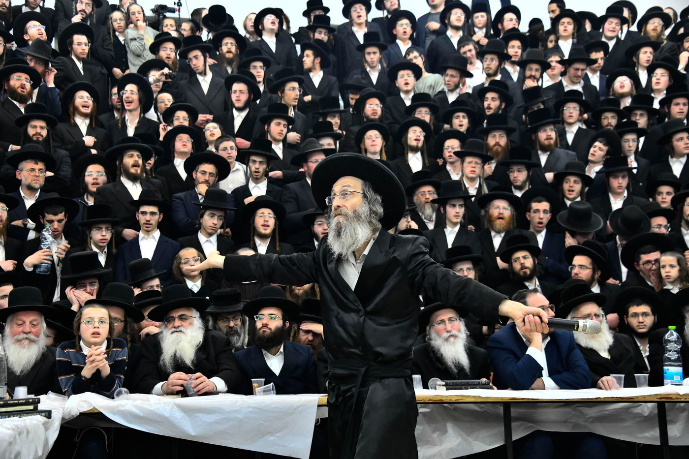 מעמד הדלקת נרות חנוכה אצל הגה"צ רבי אלימלך בידרמן