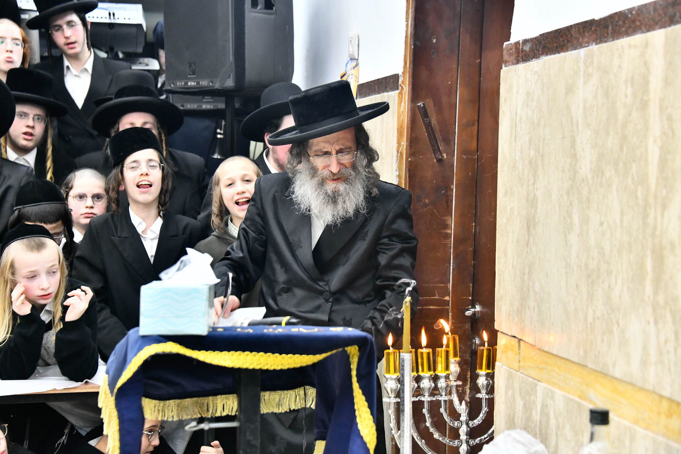 מעמד הדלקת נרות חנוכה אצל הגה"צ רבי אלימלך בידרמן