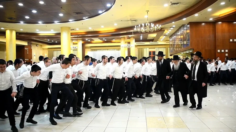 מסיבת חנוכה בישיבת פוניבז'