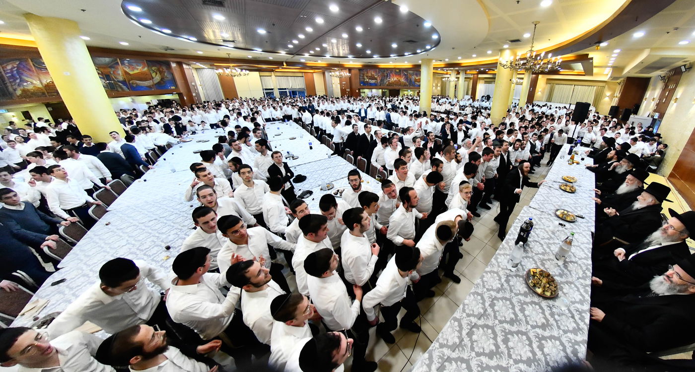 מסיבת חנוכה בישיבת פוניבז'