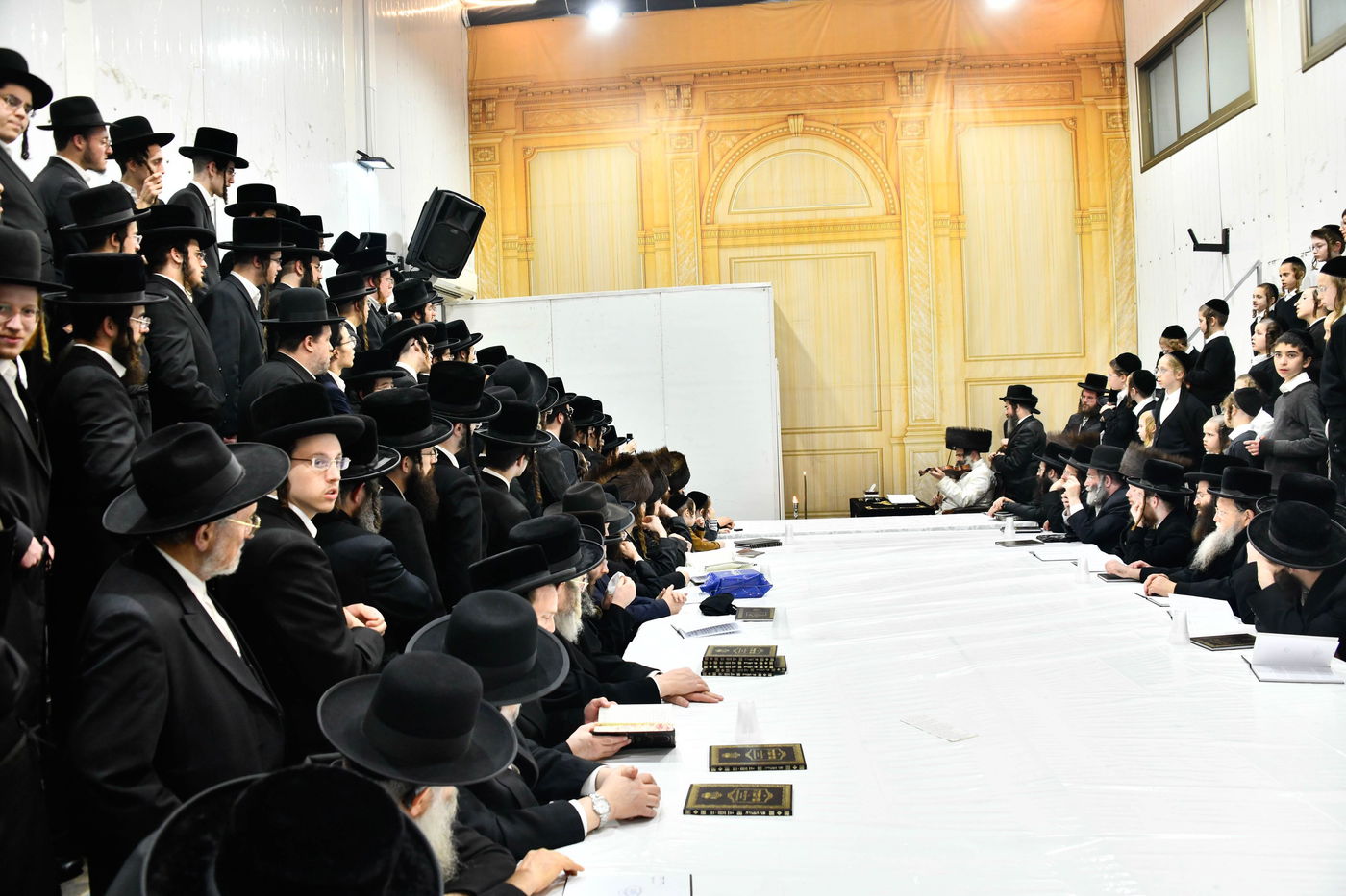 האדמו"ר מזוטשקא בהדלקת נרות חנוכה