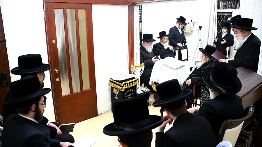 האדמו"ר מנאראל בהדלקת נרות חנוכה 