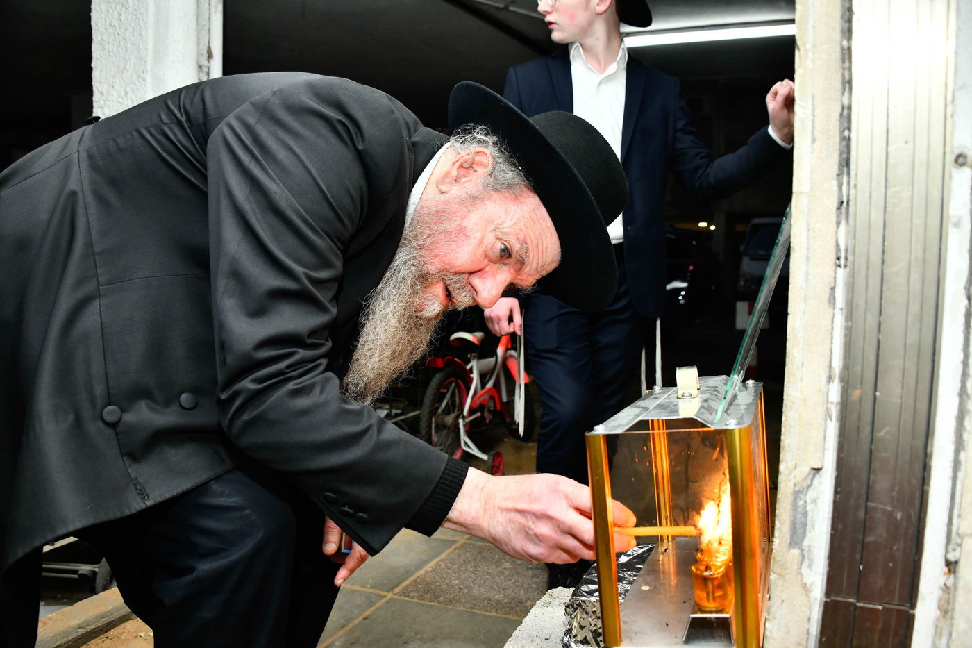הגאון רבי מרדכי שמואל אדלשטיין בהדלקת נרות חנוכה