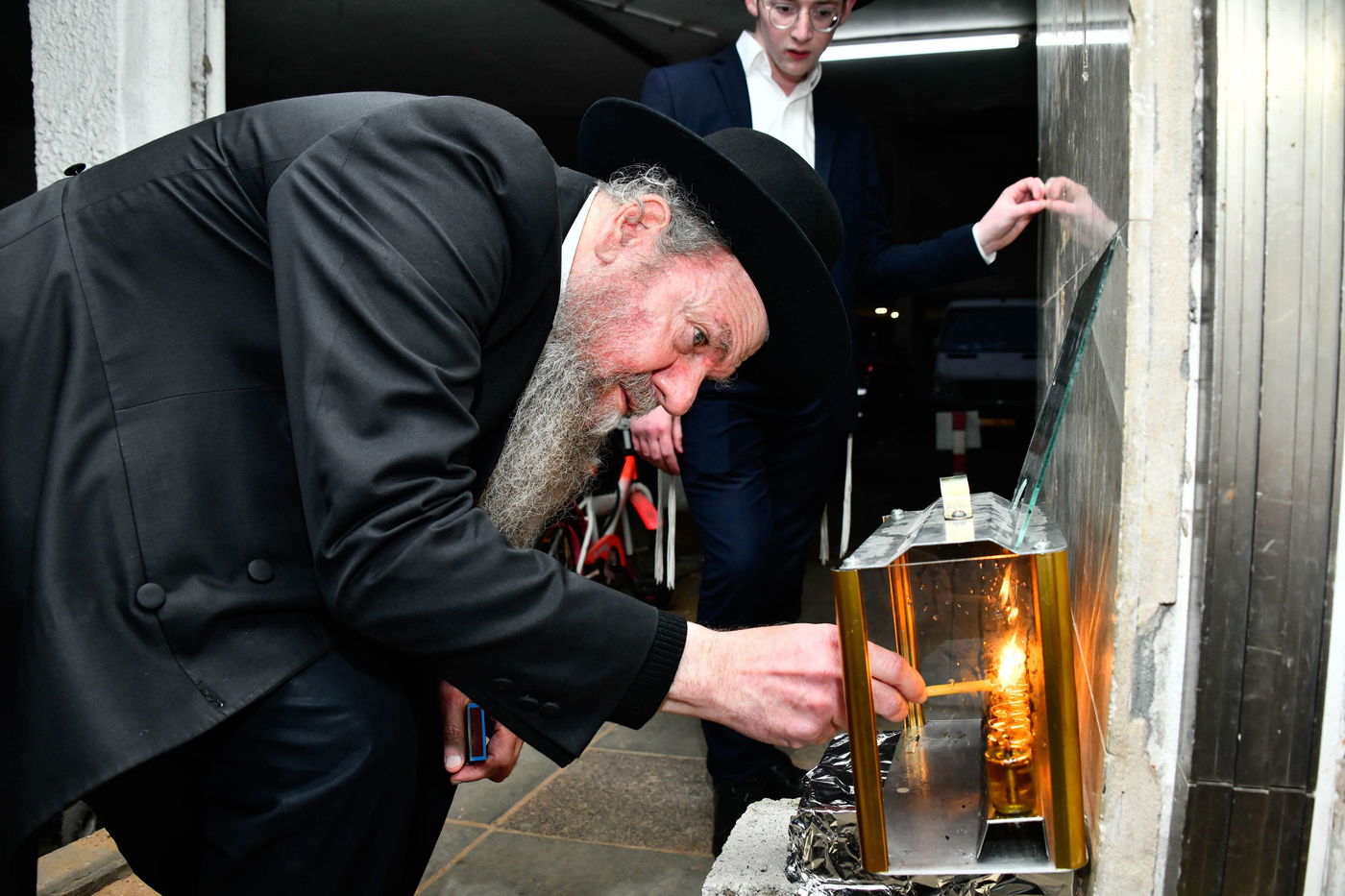 הגאון רבי מרדכי שמואל אדלשטיין בהדלקת נרות חנוכה