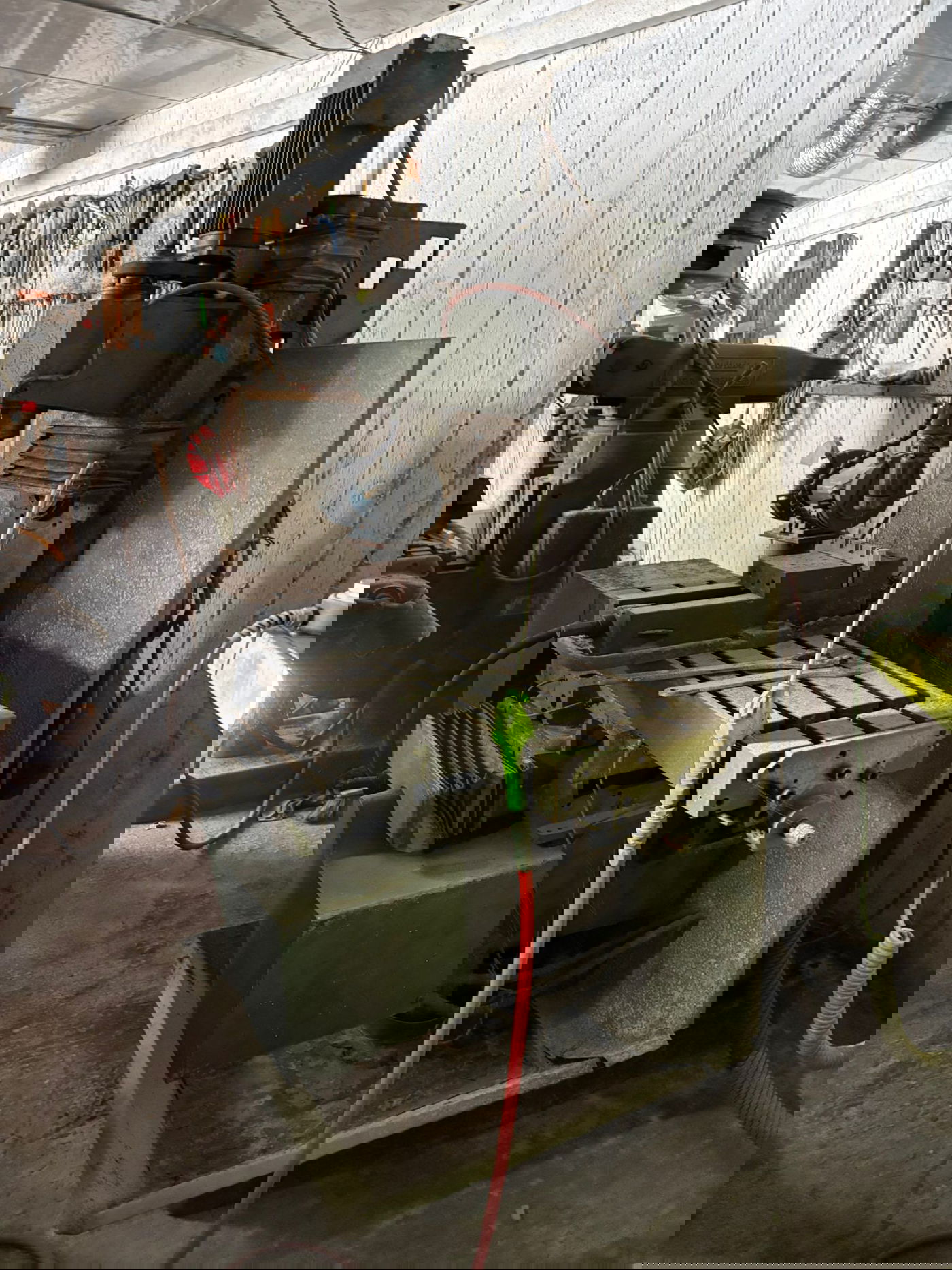 הציוד שאותר באתר הייצור התת קרקעי