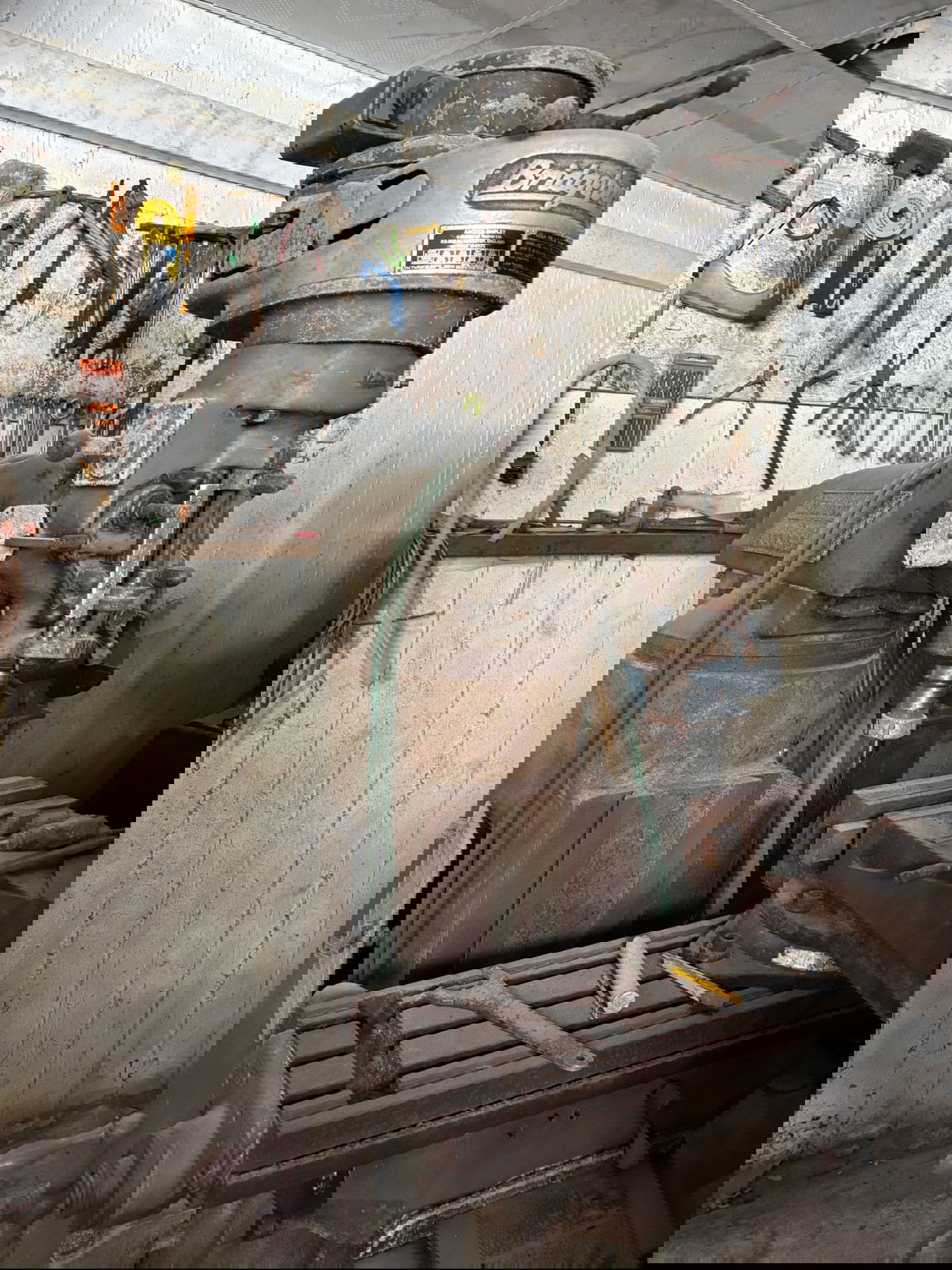 הציוד שאותר באתר הייצור התת קרקעי