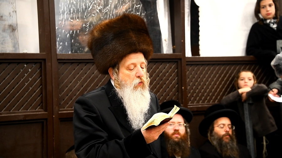 האדמו"ר מדז'יקוב בהדלקת נרות חנוכה