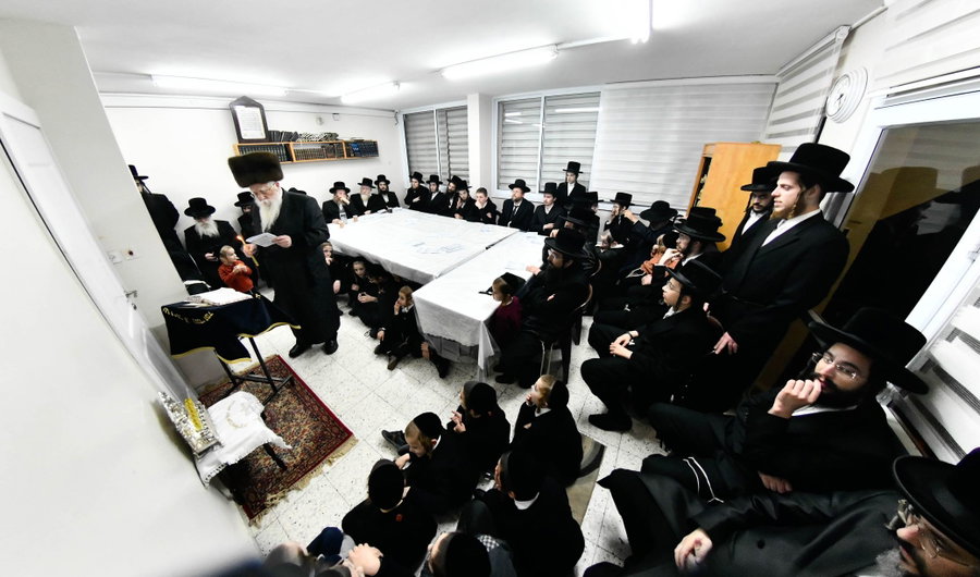 האדמו"ר משאץ ויז'ניץ בהדלקת נרות חנוכה