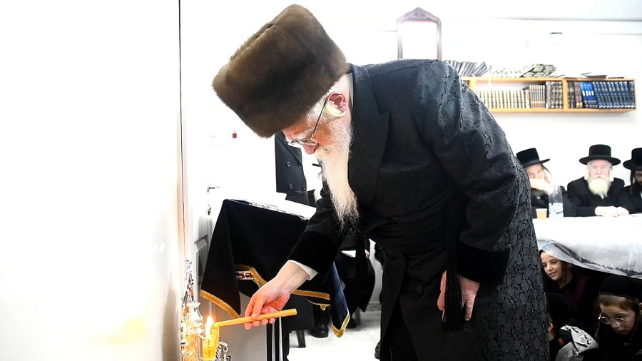 האדמו"ר משאץ ויז'ניץ בהדלקת נרות חנוכה 