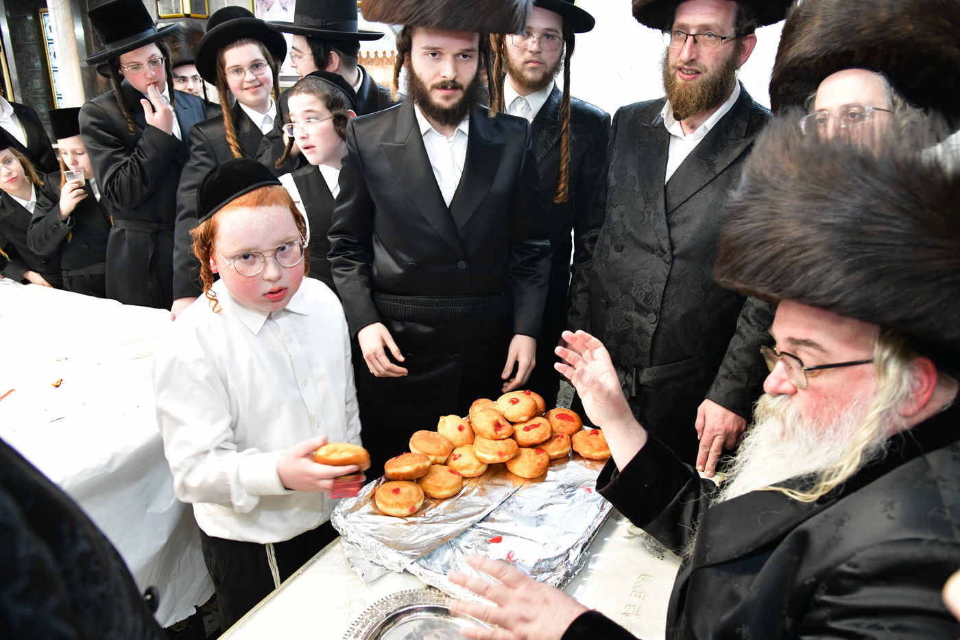 האדמו"ר מביאלה רמת אהרן בהדלקת נרות חנוכה