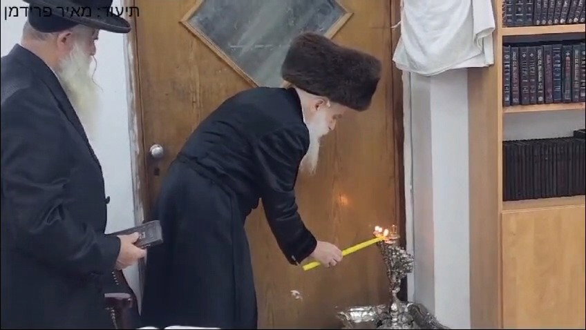האדמו"ר מבוטשאן בהדלקת נרות חנוכה
