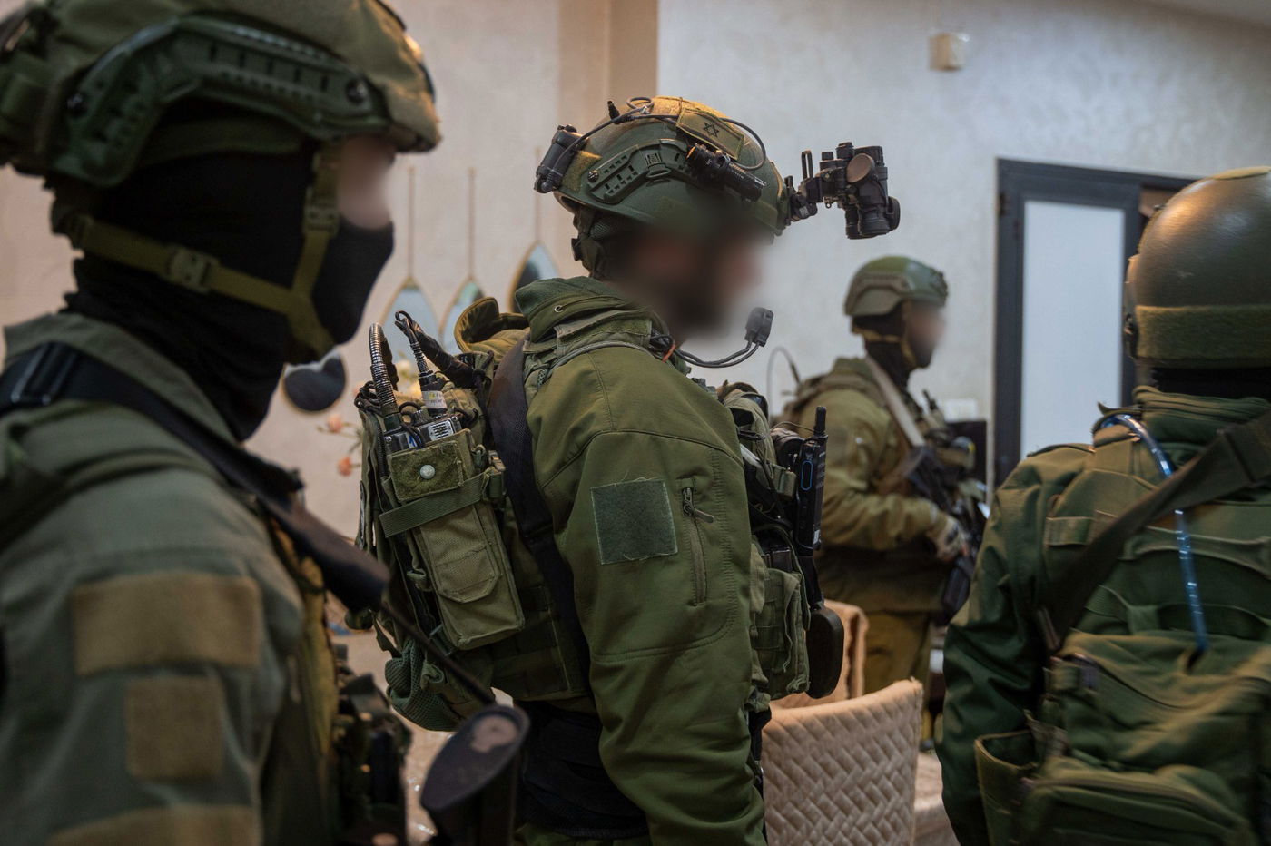 תיעוד מהכפר העוין: הכוחות עצרו רכב - זה מה שהם גילו