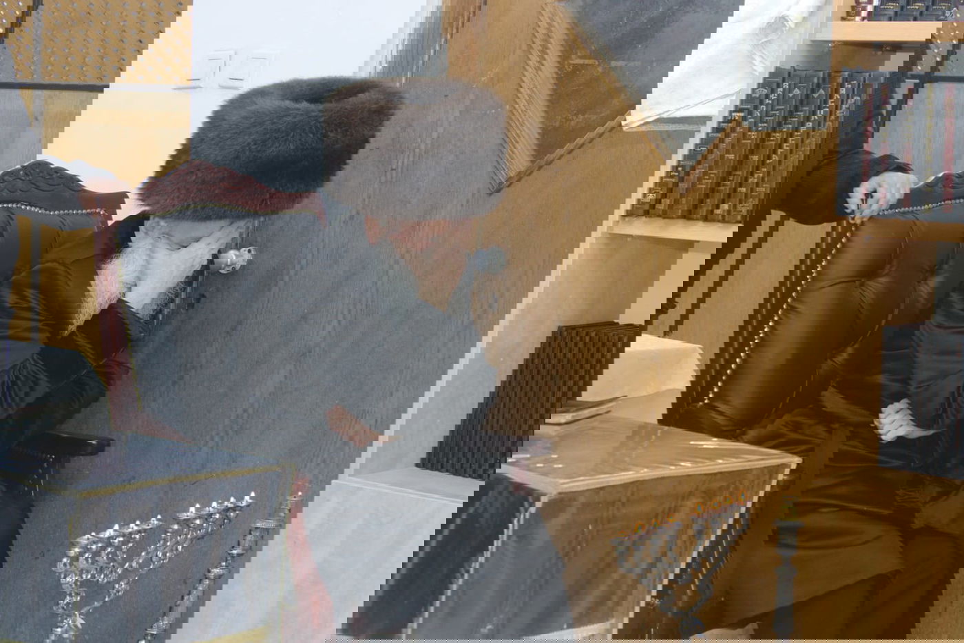 האדמו"ר מבוטשאן בהדלקת נרות חנוכה