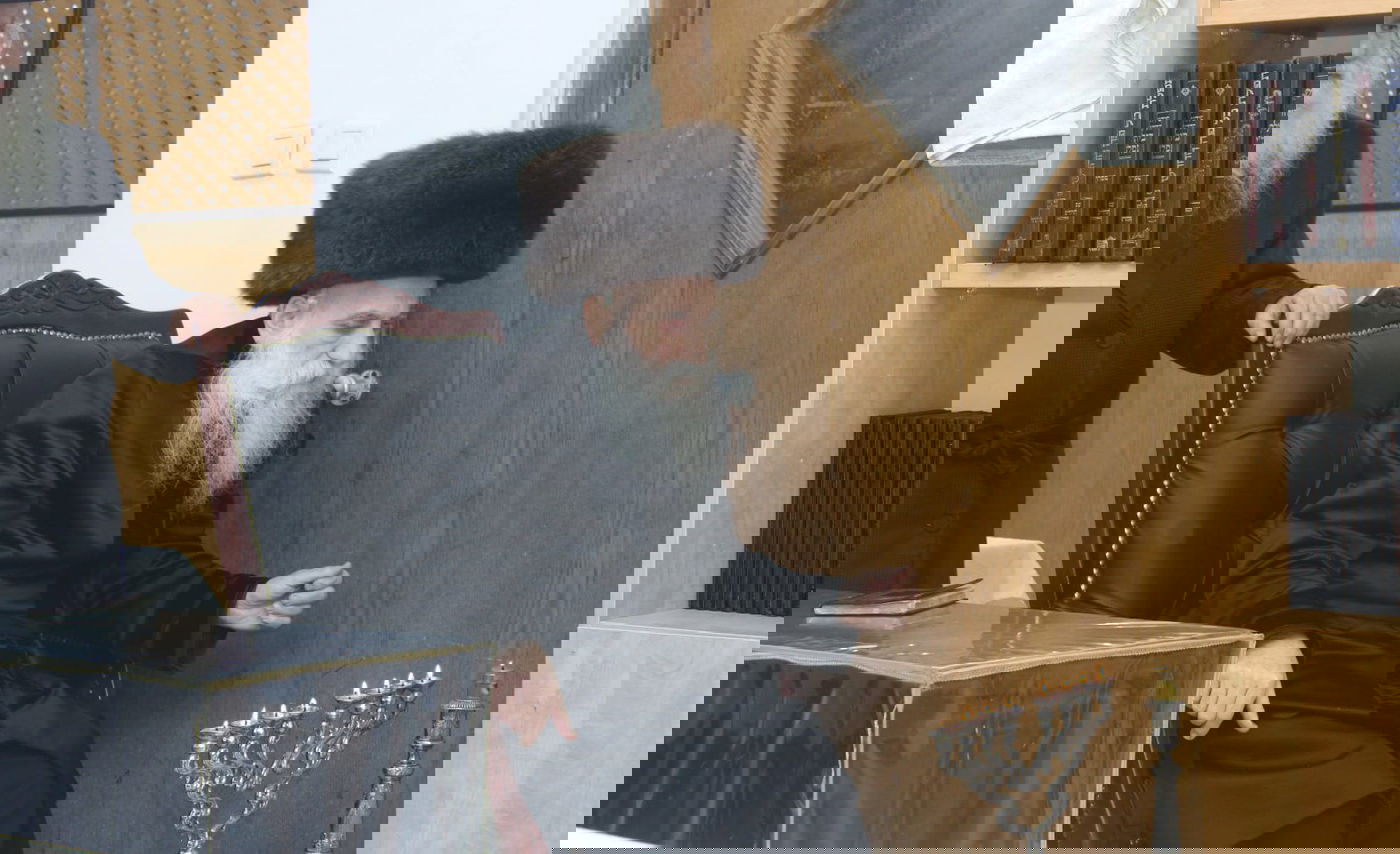 האדמו"ר מבוטשאן בהדלקת נרות חנוכה