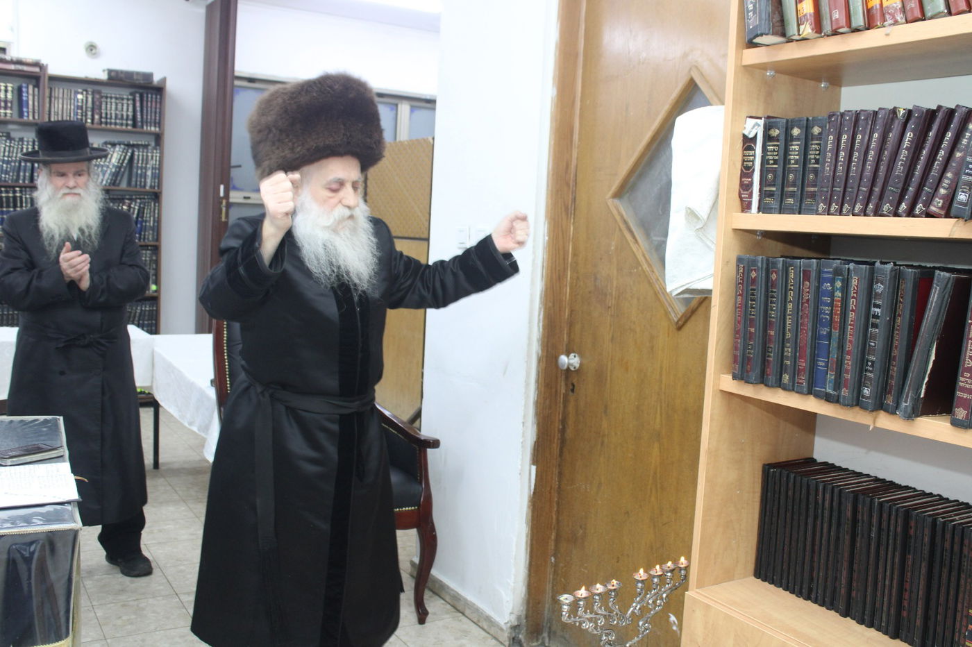 האדמו"ר מבוטשאן בהדלקת נרות חנוכה