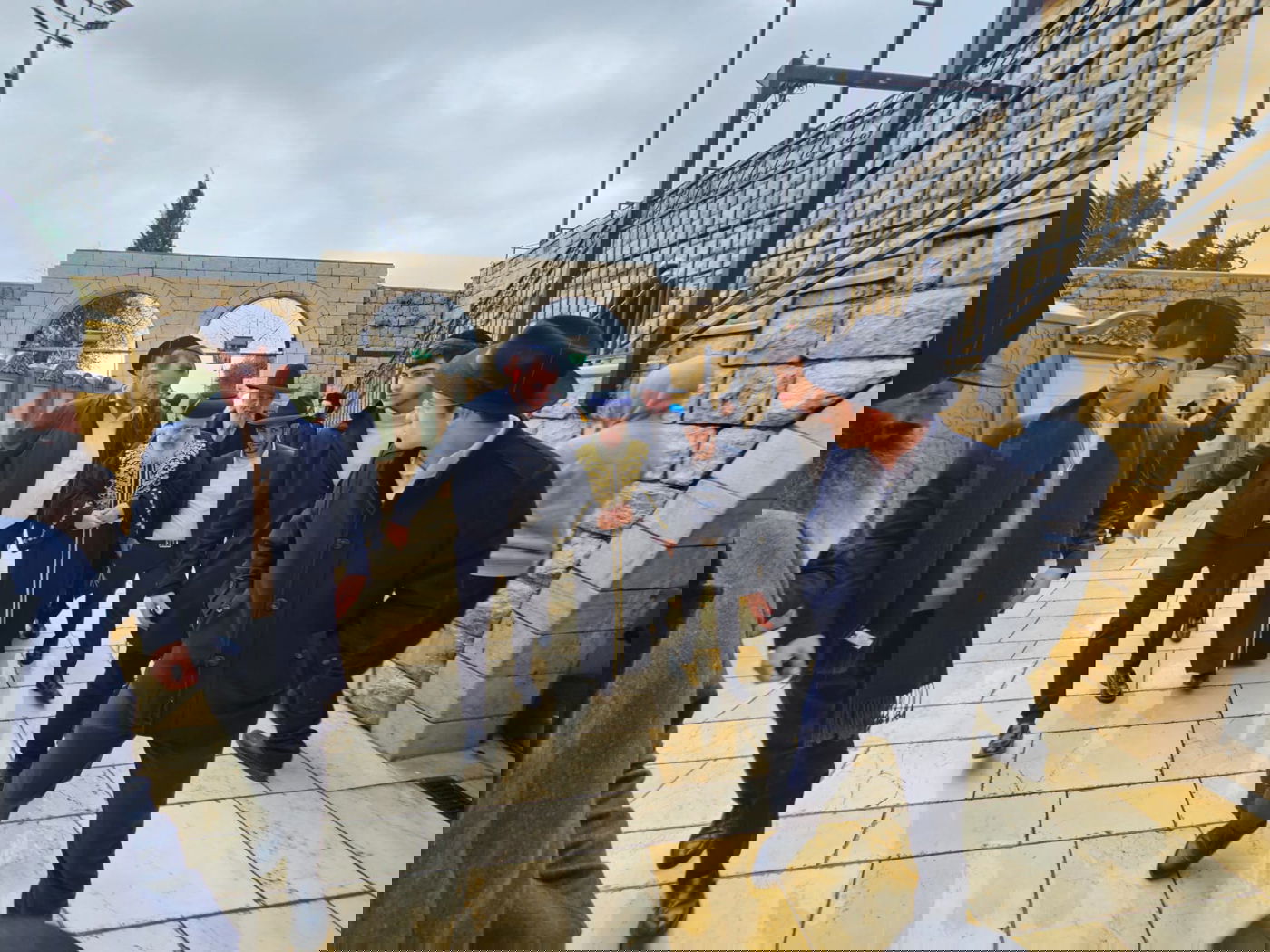 הראשון לציון הגר"י יוסף - בציון הרשב"י במירון