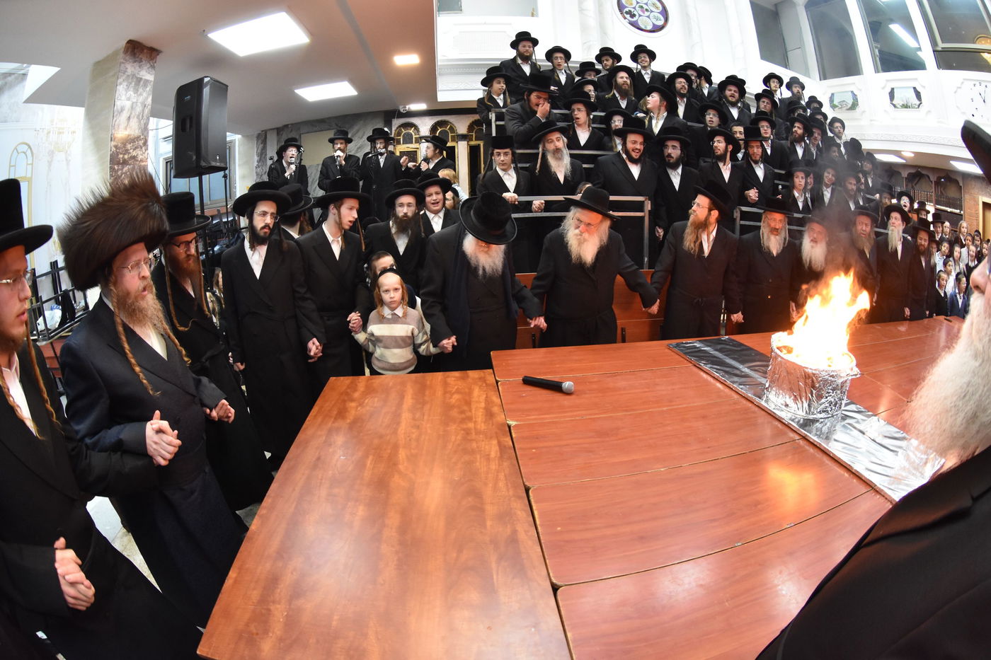 זאת חנוכה בחצה"ק שומרי אמונים