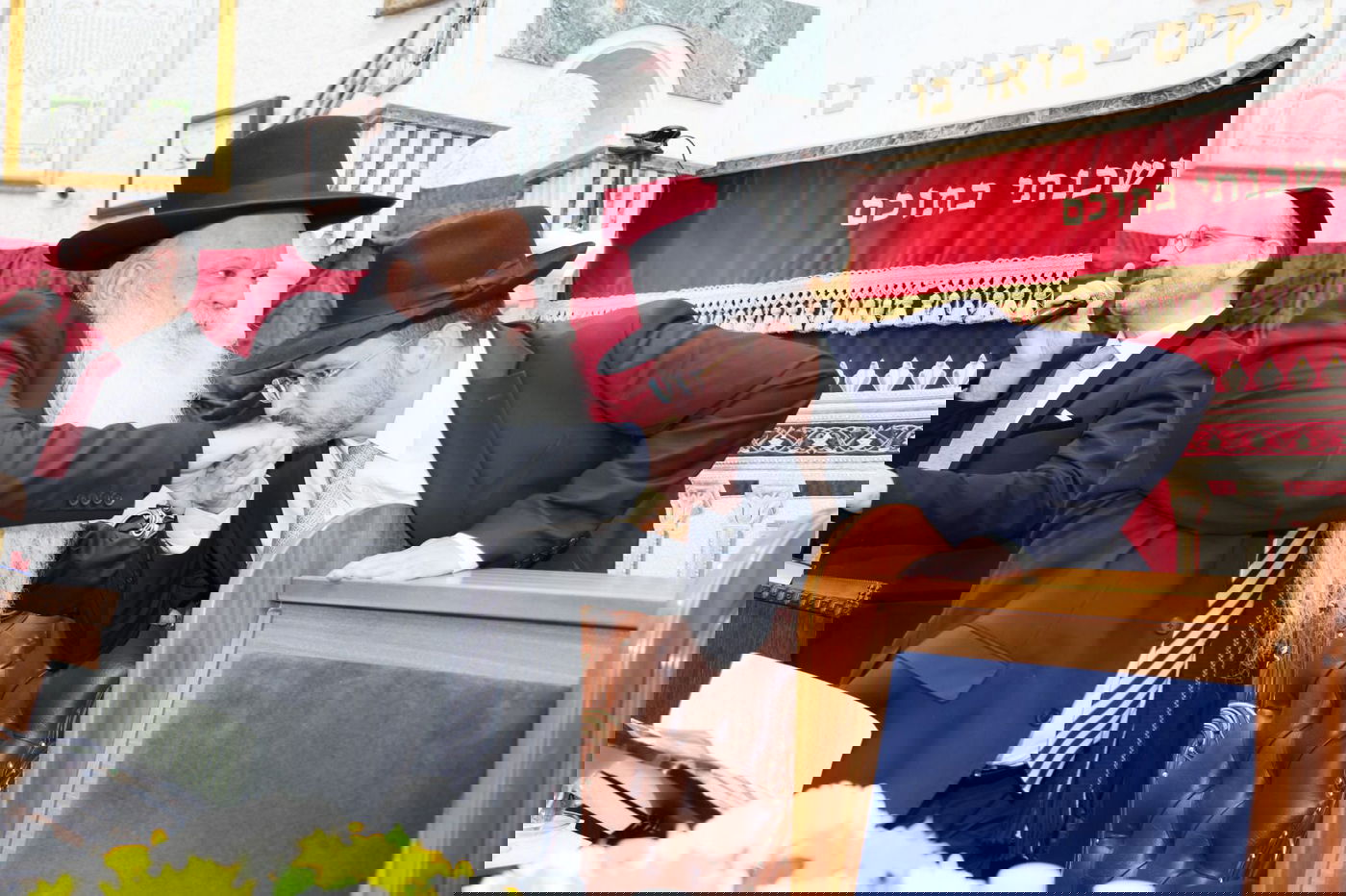 זאת חנוכה אצל הגאון רבי דניאל זר